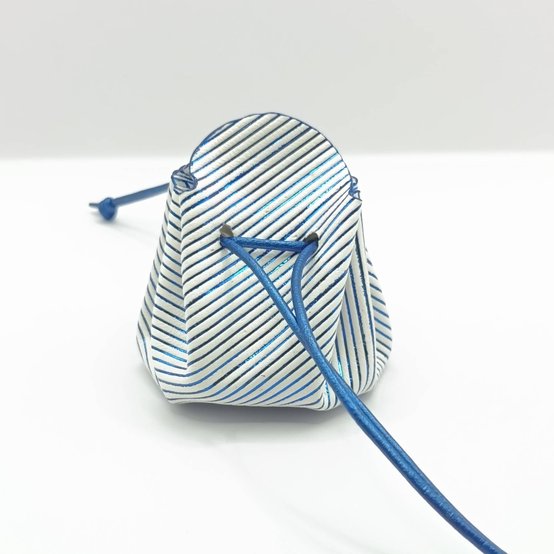 Petite bourse  blanche à rayures bleues métallisées