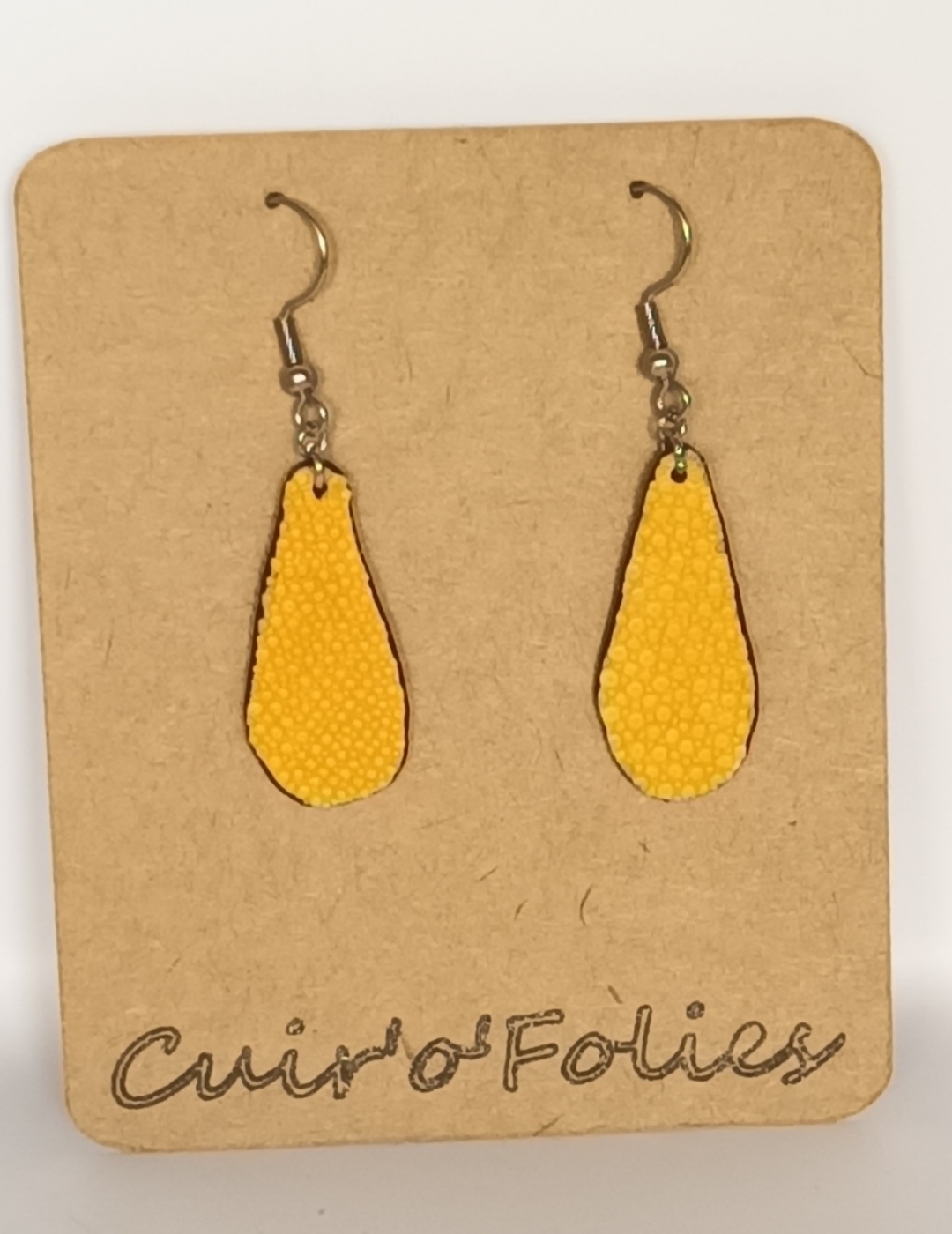 Boucles d’oreilles petite goutte en galuchat jaune