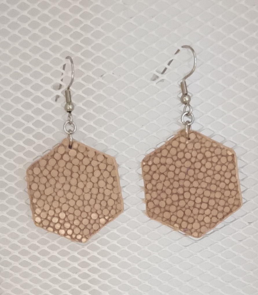 Boucles d’oreilles grand hexagone en galuchat gris beige