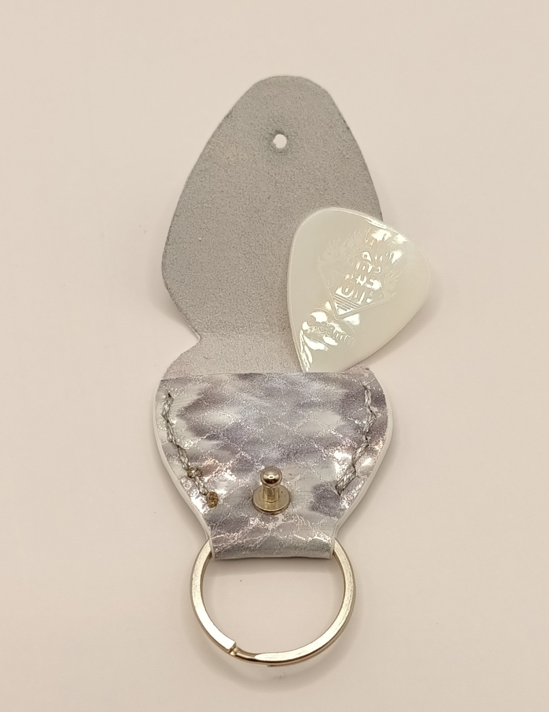 Étuis à médiator gris clair nuancé avec reflets argents effet python