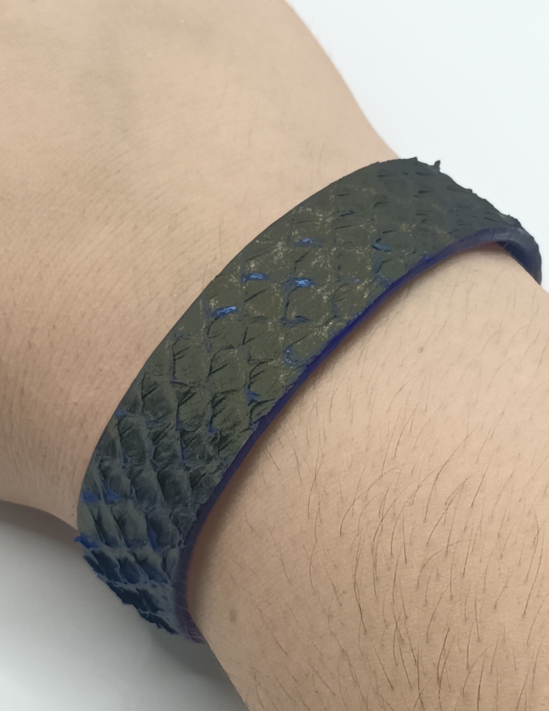 Bracelet bleu aux reflets bronze en saumon