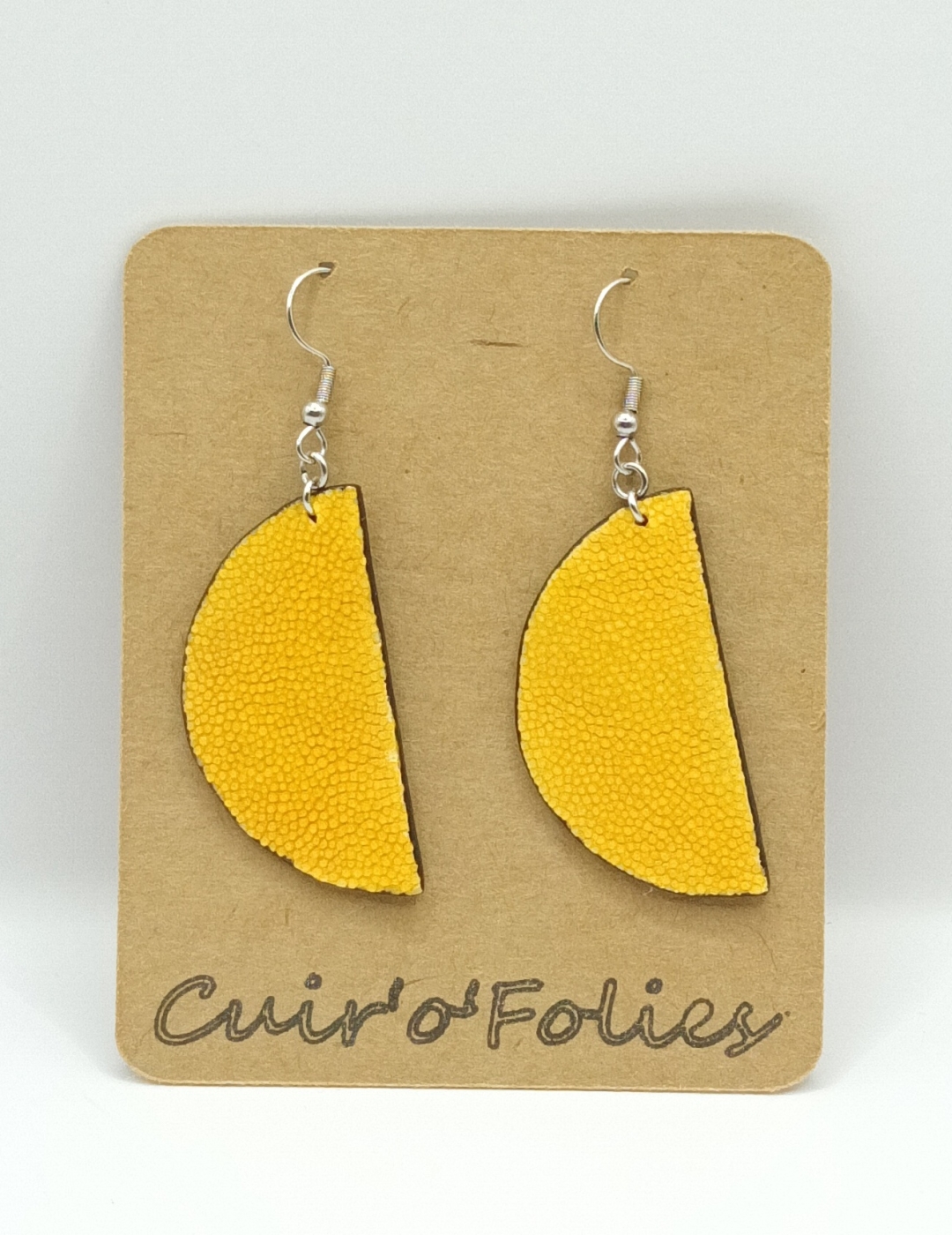 Boucles d’oreilles demi-lune en galuchat jaune