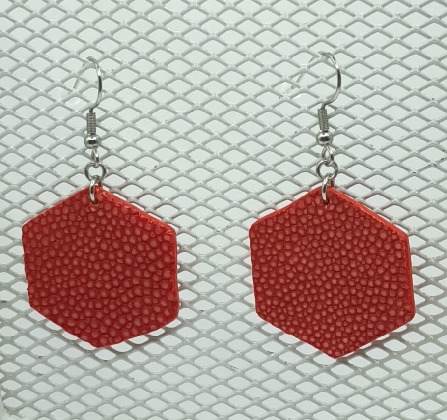 Boucles d’oreilles grand hexagone en galuchat rouge