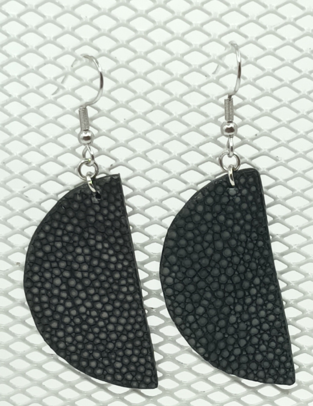 Boucles d’oreilles demi-lune en galuchat noire