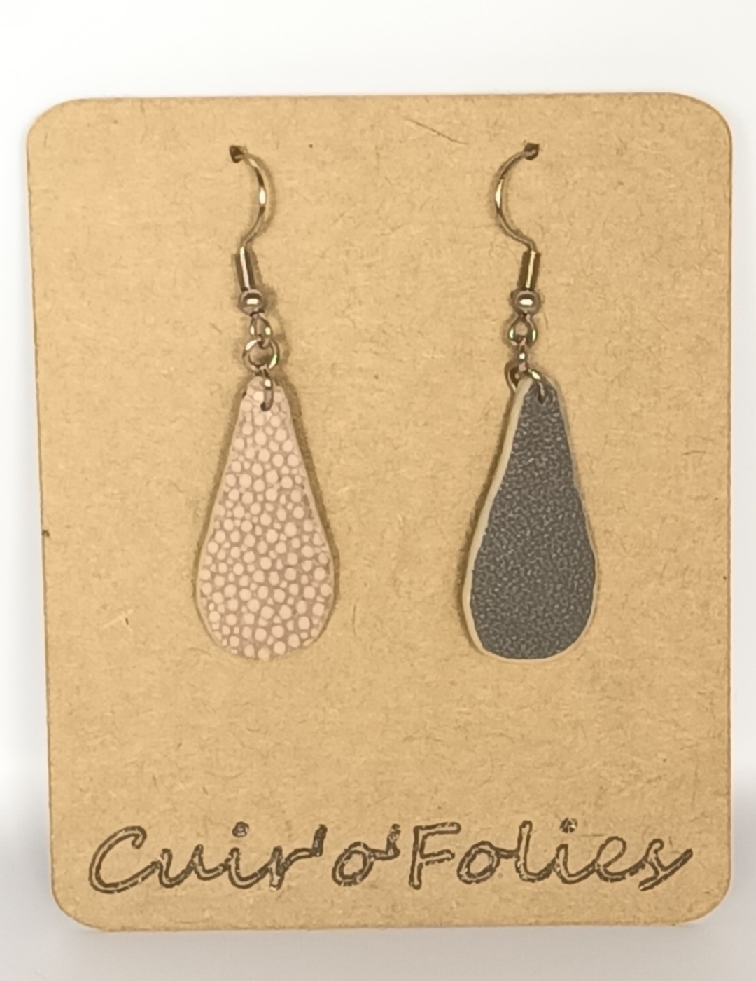 Boucles d’oreilles petite goutte en galuchat gris beige
