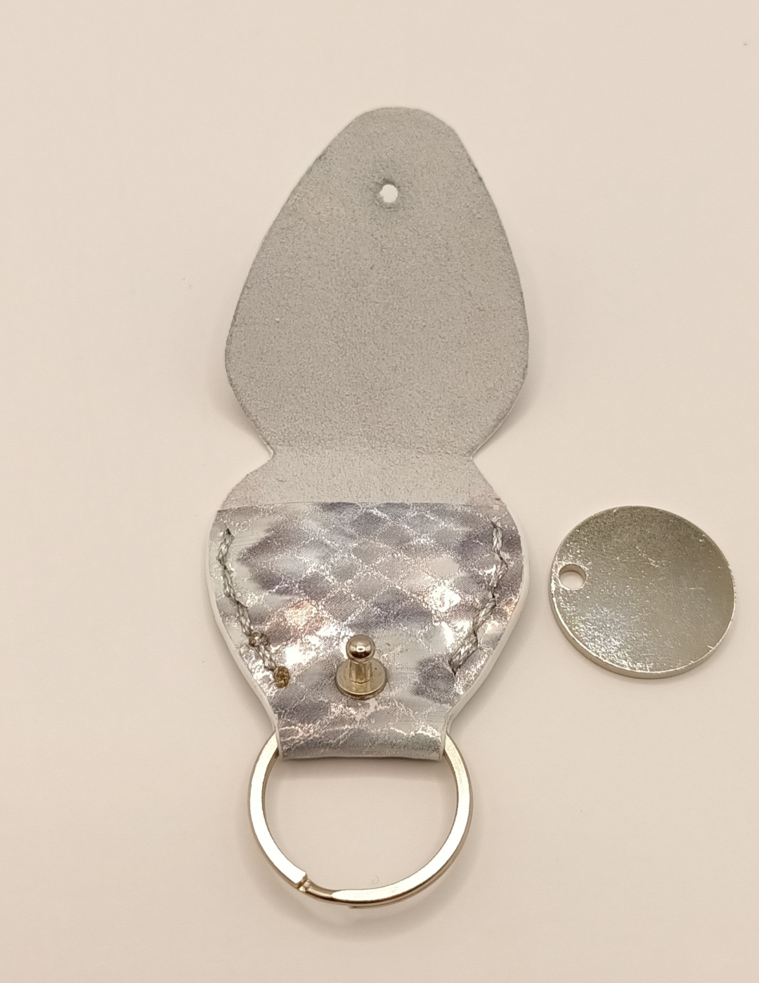 Étuis à médiator gris clair nuancé avec reflets argents effet python