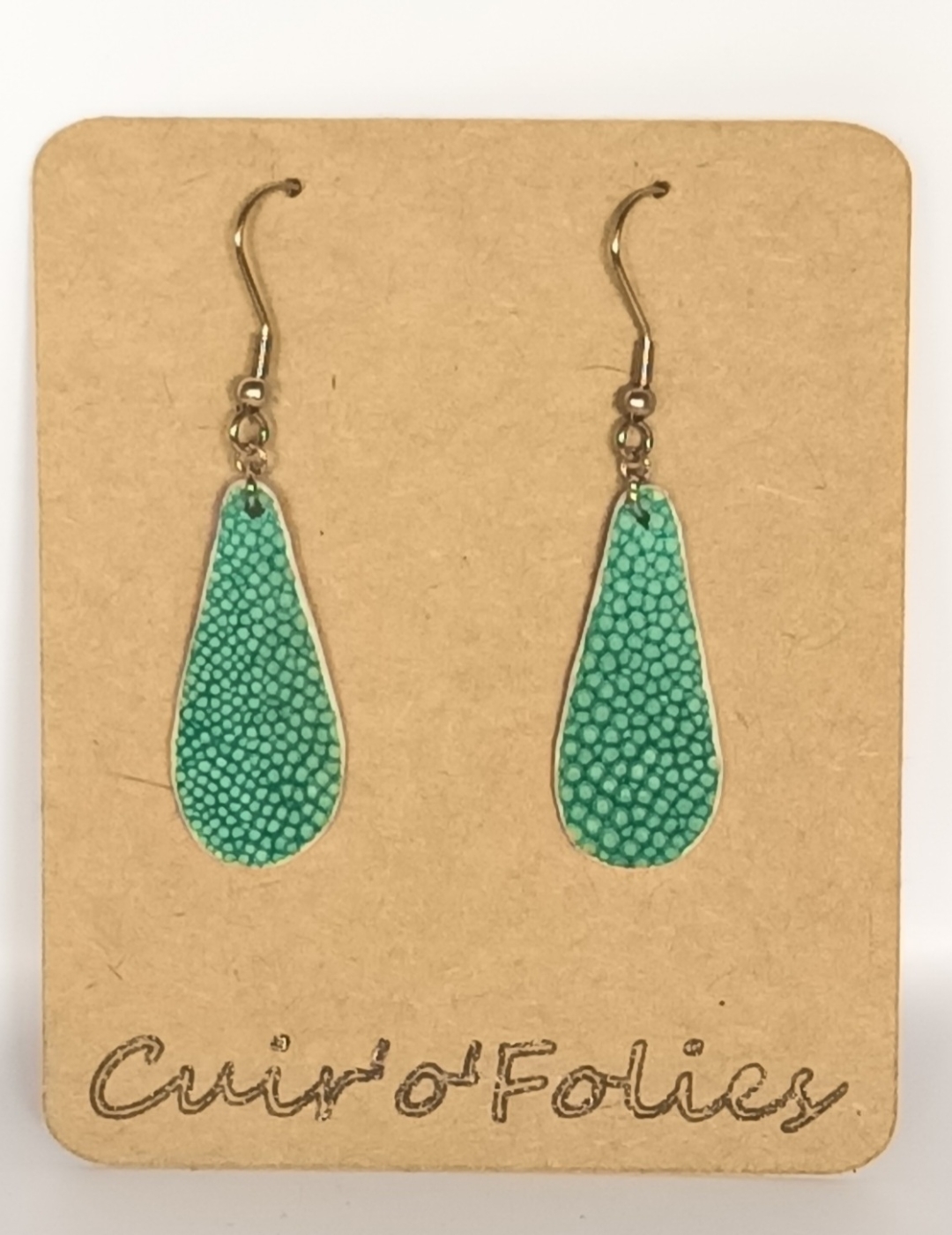 Boucles d’oreilles petite goutte en galuchat vert