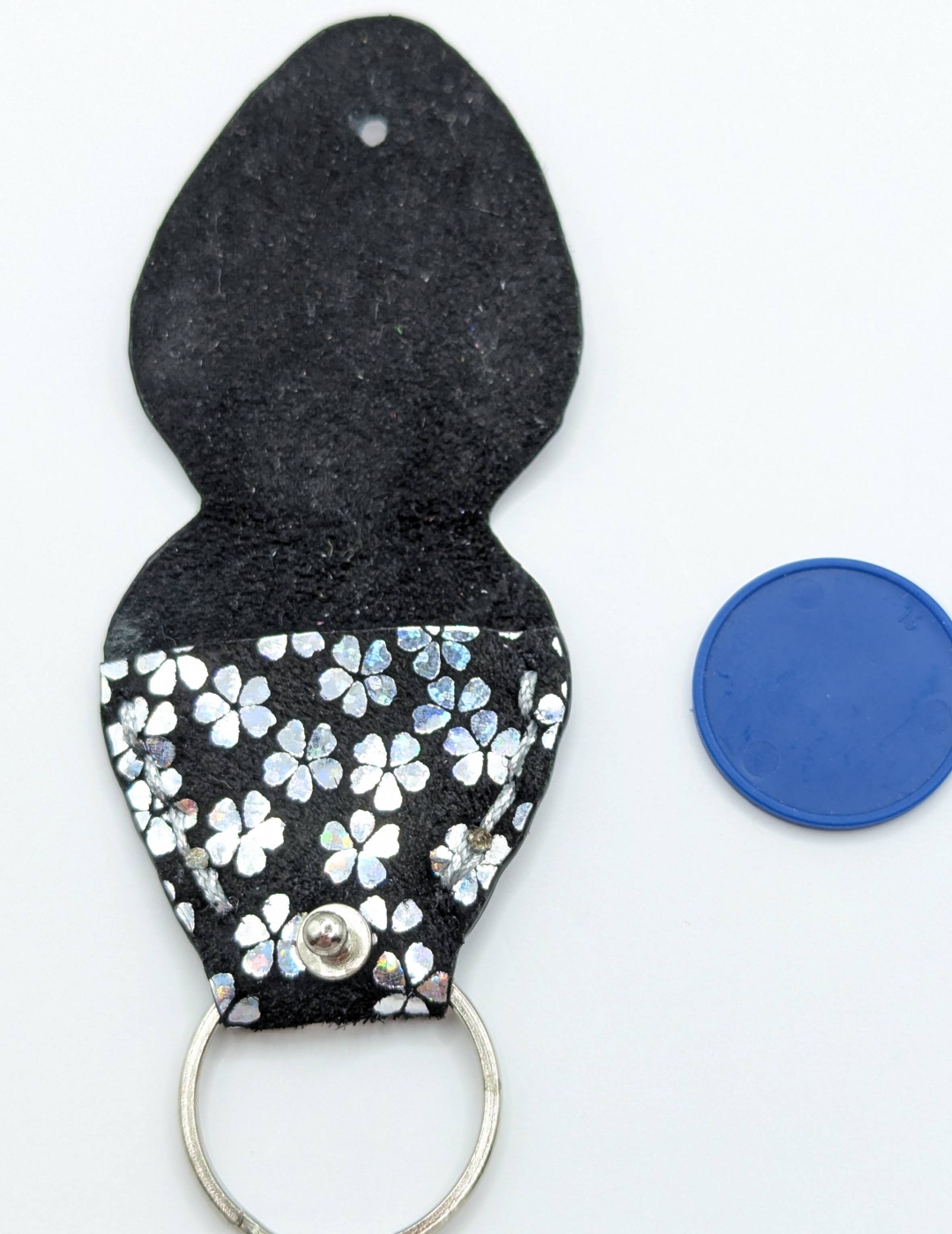 Étui à médiator Noir à petites fleurs argent