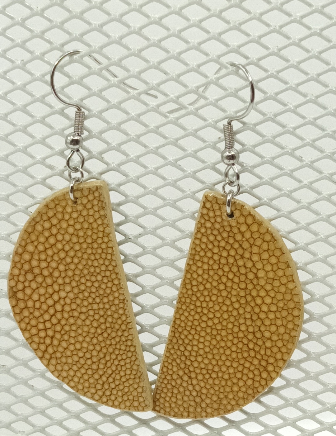 Boucles d’oreilles demi-lune en galuchat café au lait