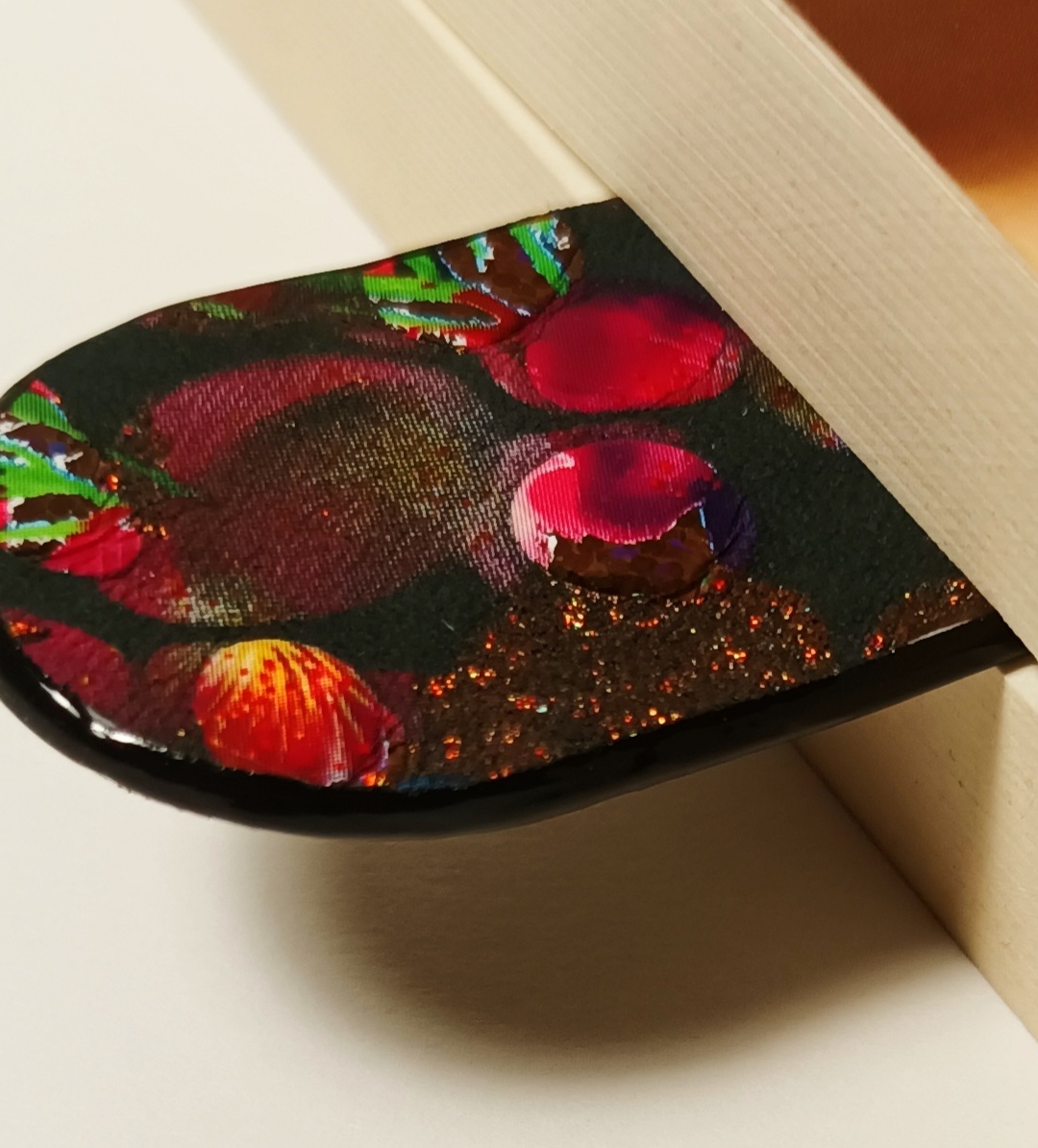 Marque-page noir vernis pailleté argent et fleuri noir et doré