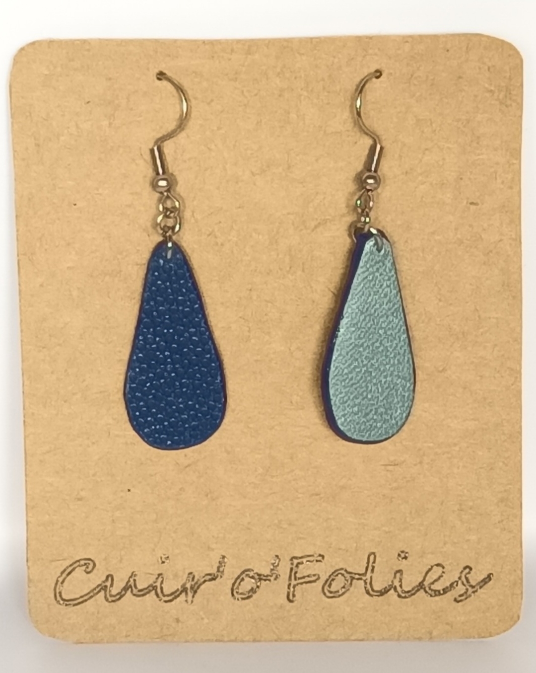 Boucles d’oreilles petite goutte en galuchat bleu foncé