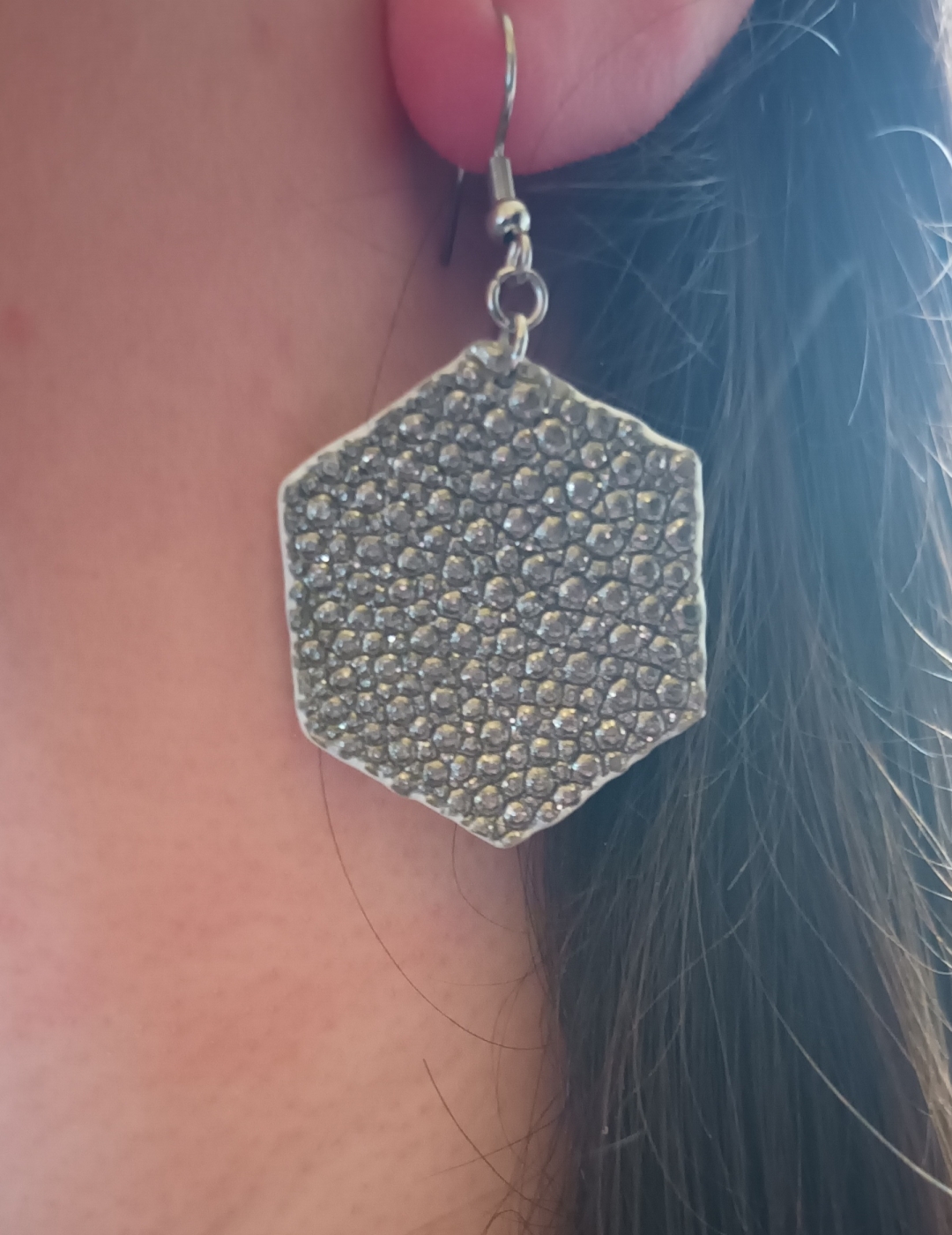 Boucles d’oreilles grand hexagone en galuchat gris beige