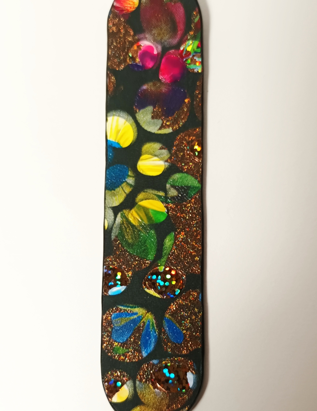 Marque-page noir vernis pailleté argent et fleuri noir et doré