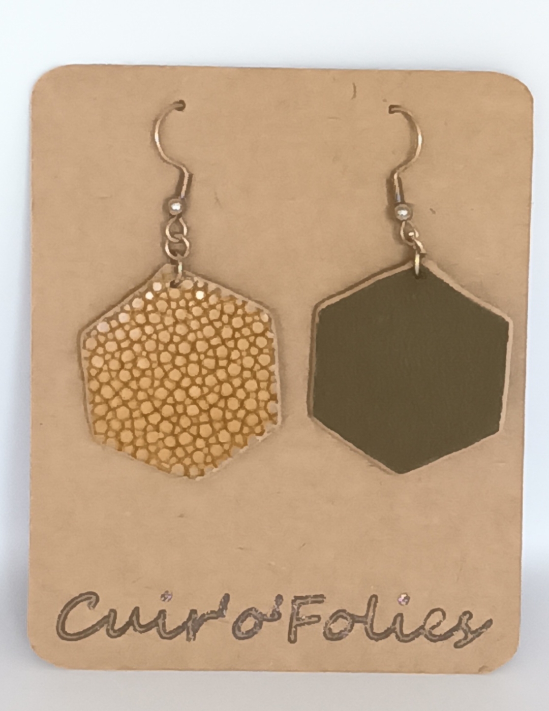 Boucles d’oreilles grand hexagone en galuchat  café au lait