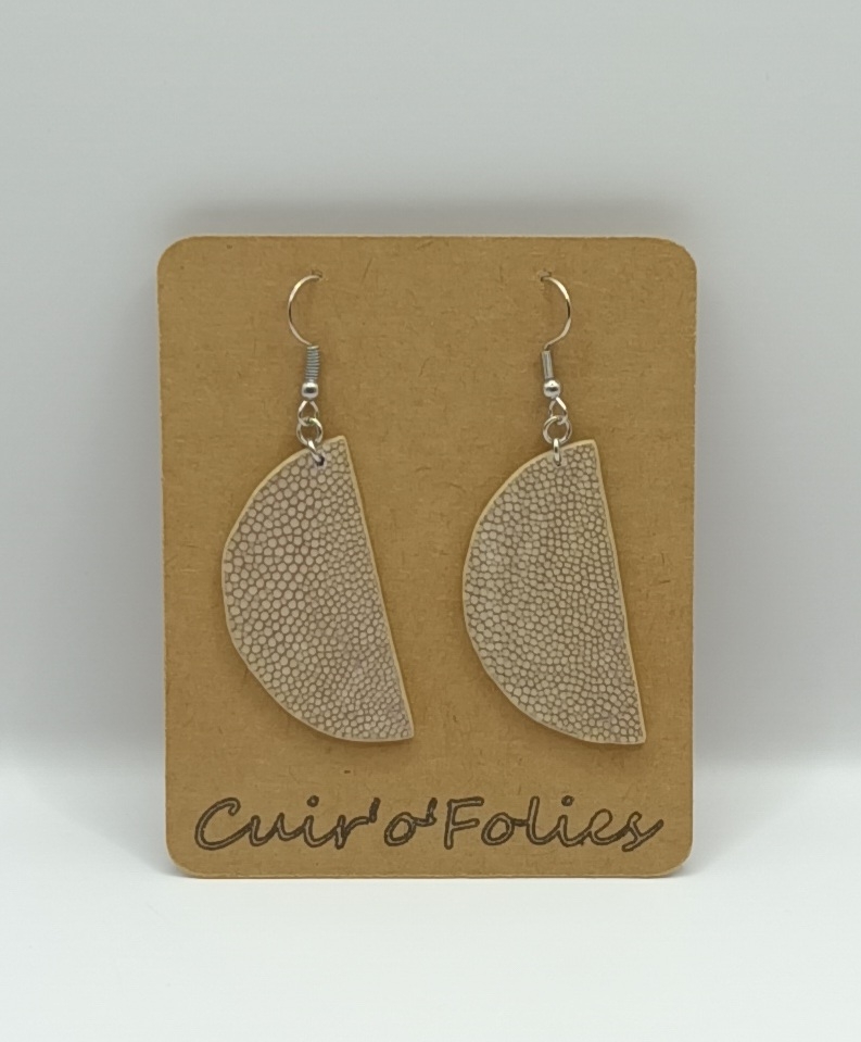 Boucles d’oreilles demi-lune en galuchat grège