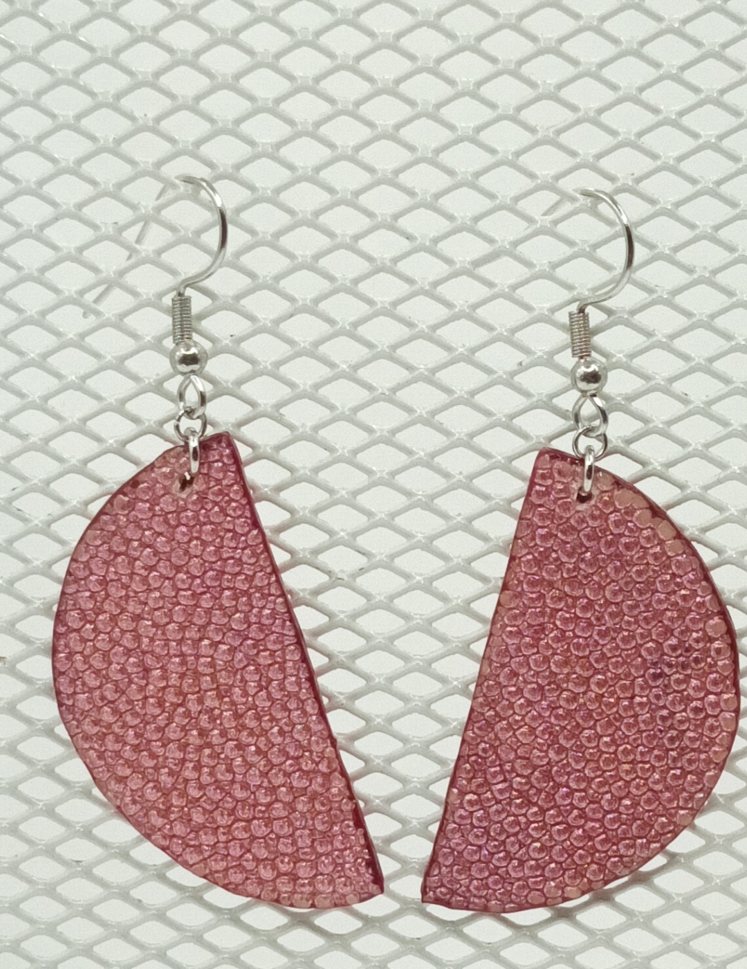 Boucles d’oreilles demi-lune en galuchat rose métallisé