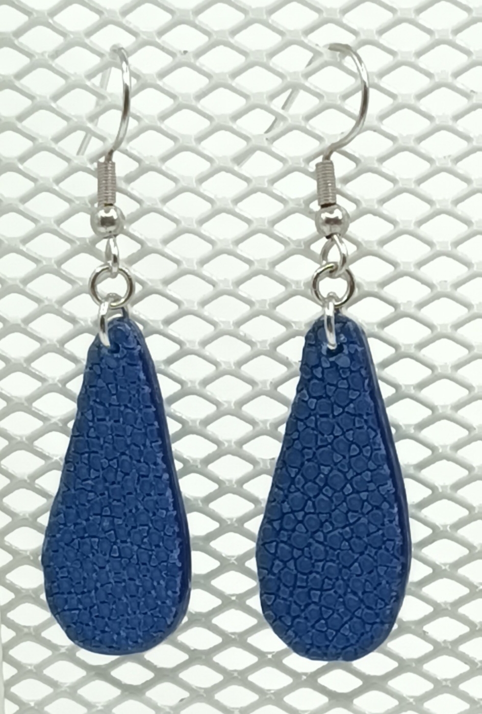 Boucles d’oreilles petite goutte en galuchat bleu foncé