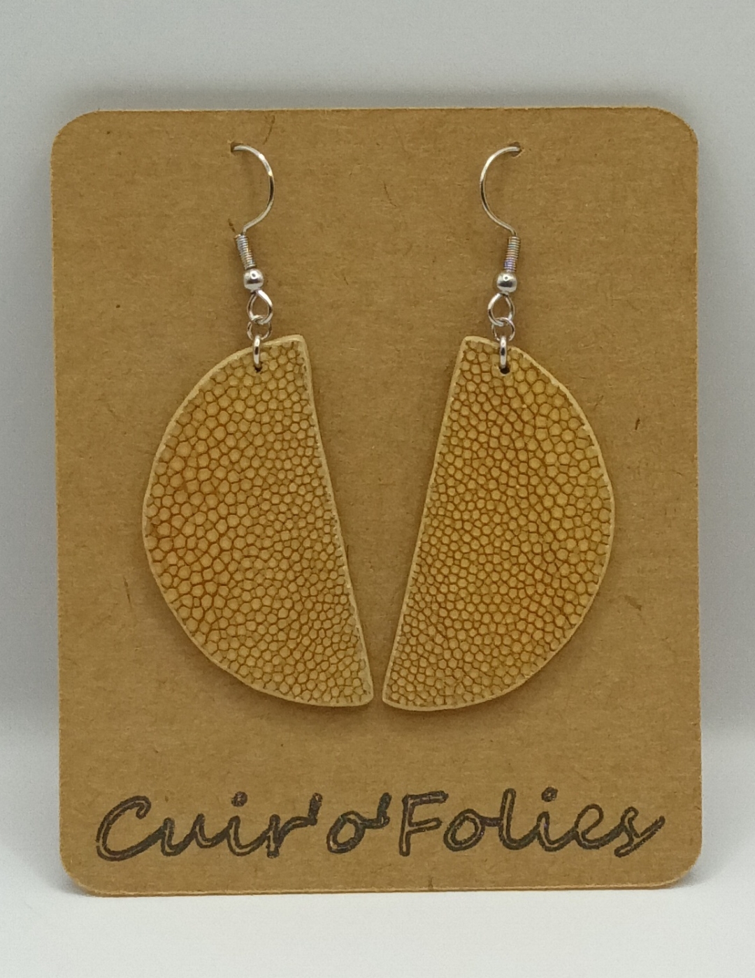 Boucles d’oreilles demi-lune en galuchat café au lait