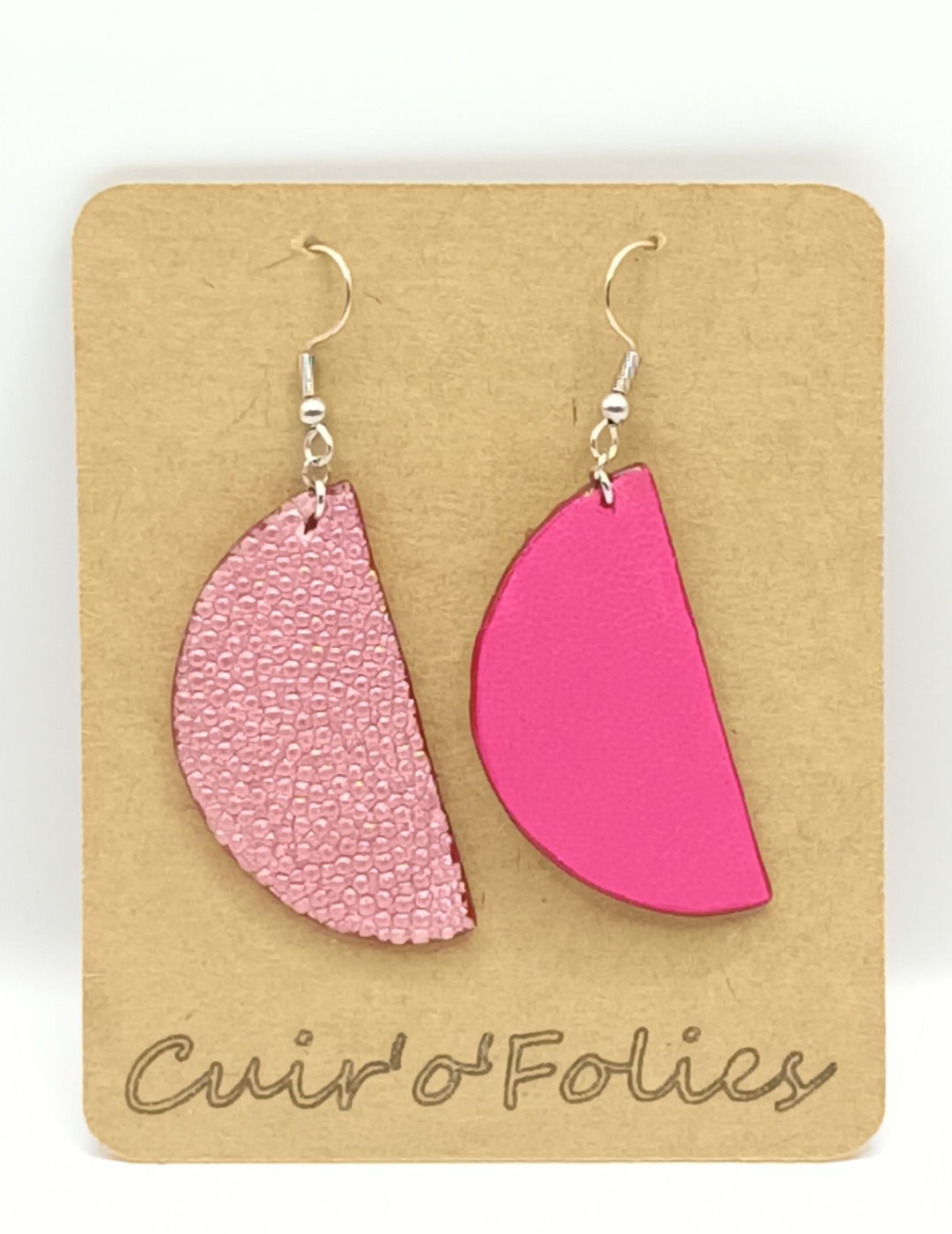 Boucles d’oreilles demi-lune en galuchat rose métallisé