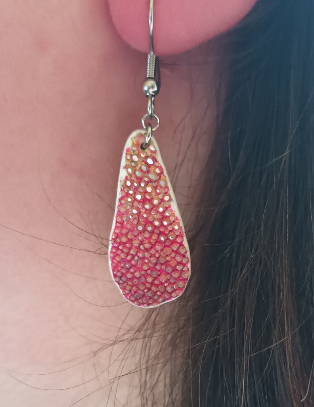 Boucles d’oreilles petite goutte en galuchat orangé holographique