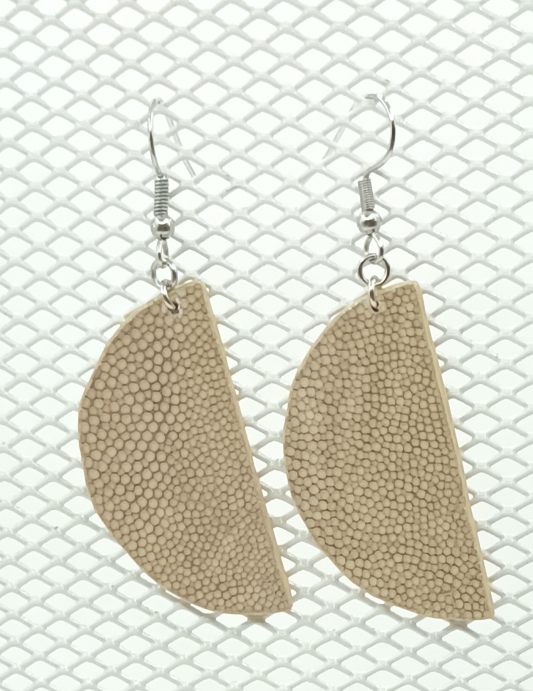 Boucles d’oreilles demi-lune en galuchat grège