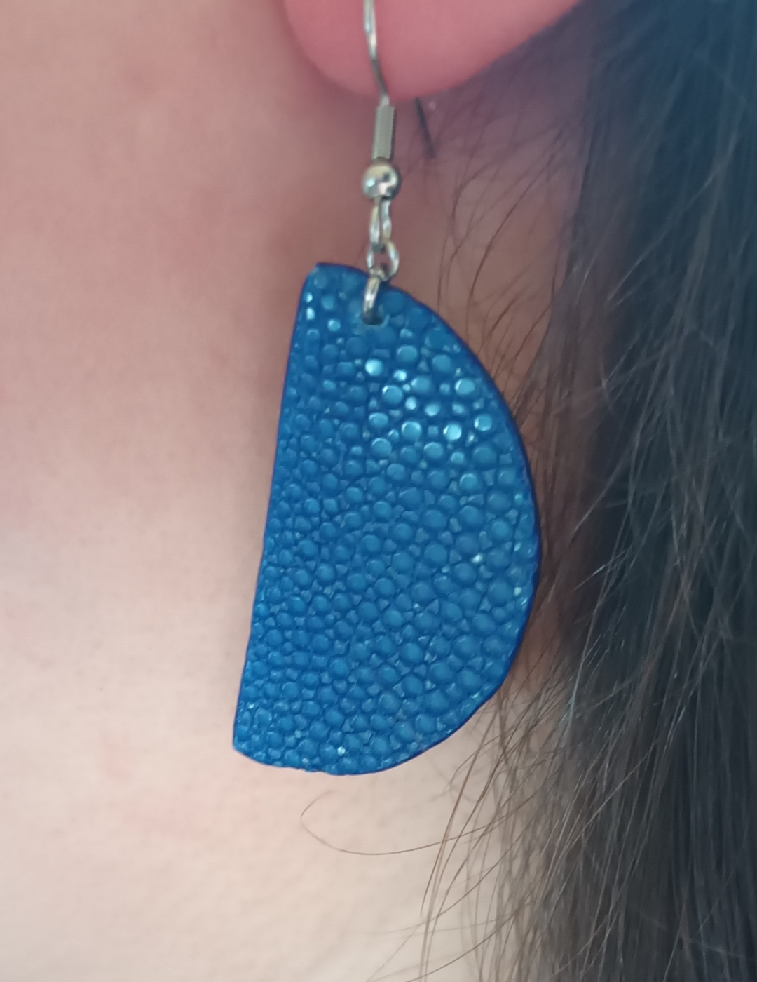 Boucles d’oreilles demi-lune en galuchat caviar