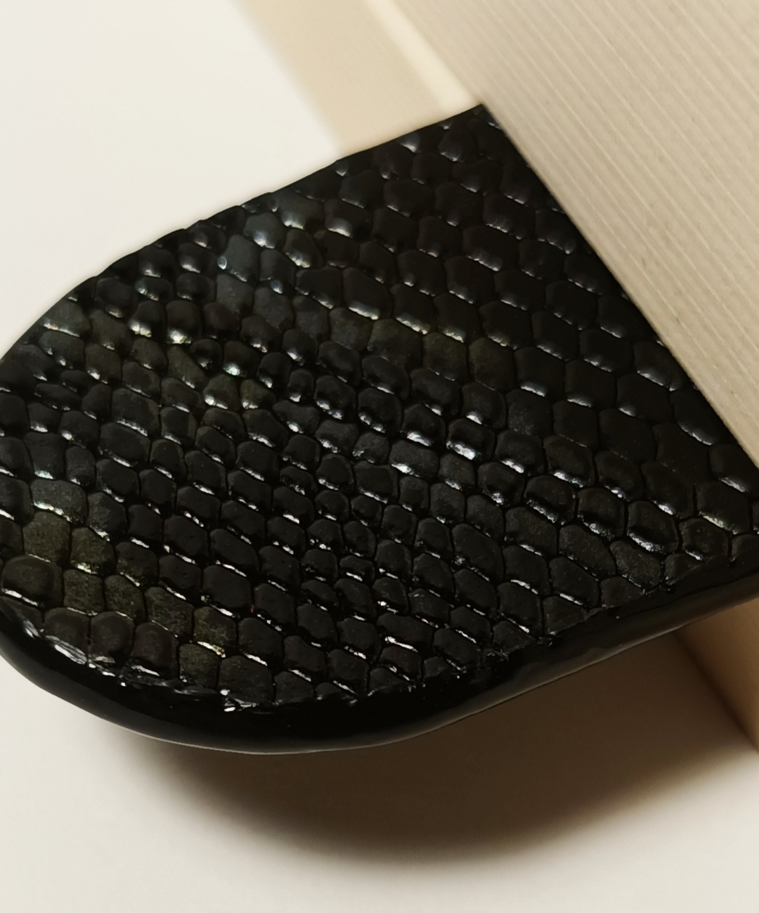 Marque-page noir et noir imitation python