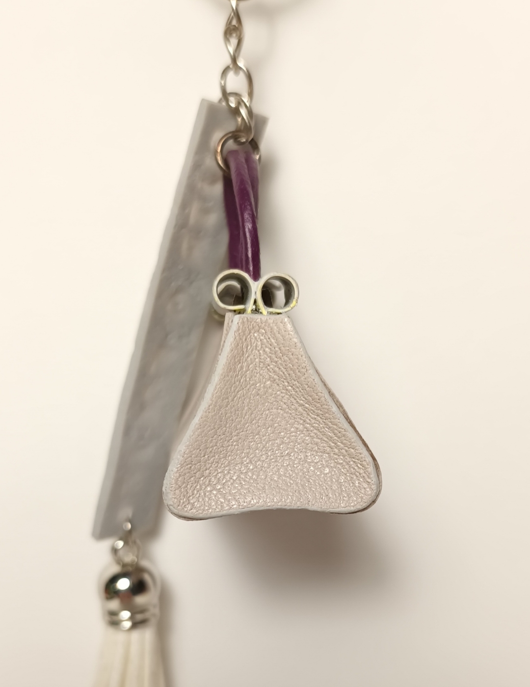 Porte-clés sac gris clair