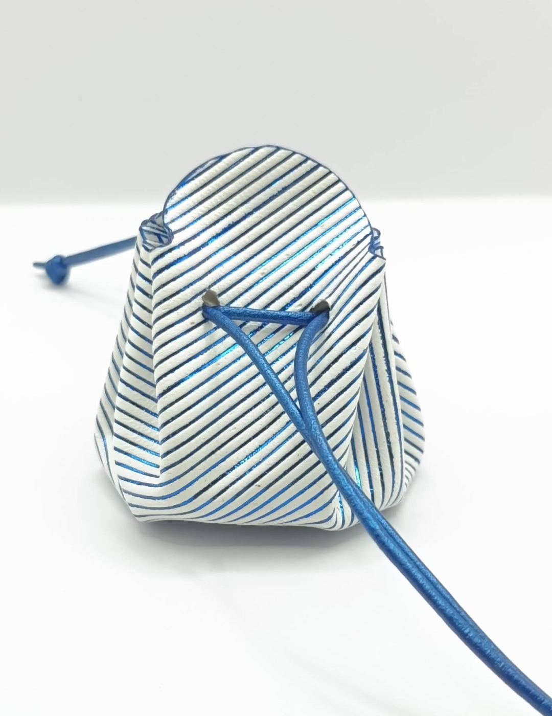Petite bourse  blanche à rayures bleues métallisées