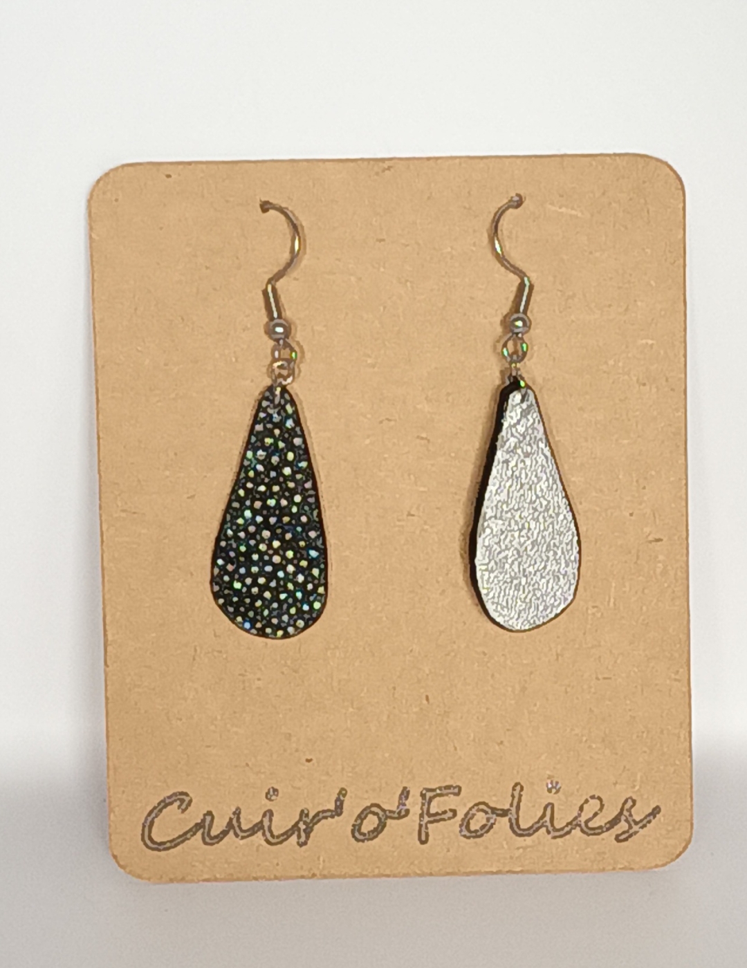 Boucles d’oreilles petite goutte en galuchat caviar