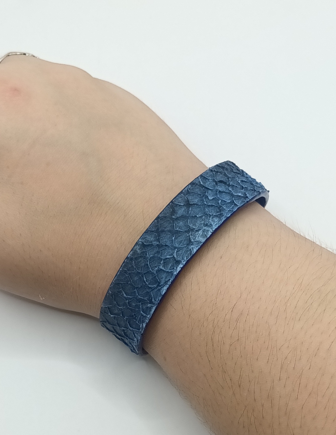 Bracelet bleu foncé en saumon