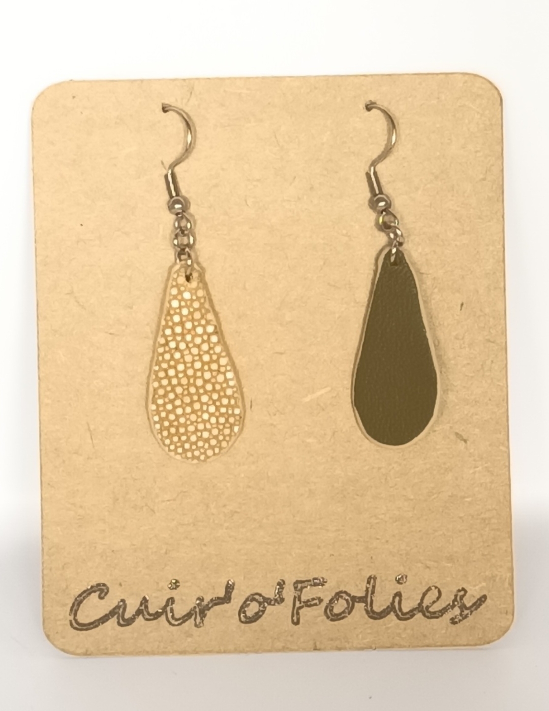 Boucles d’oreilles petite goutte en galuchat café au lait