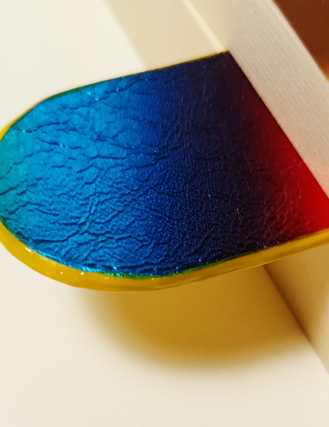 Marque-page jaune et multicolore