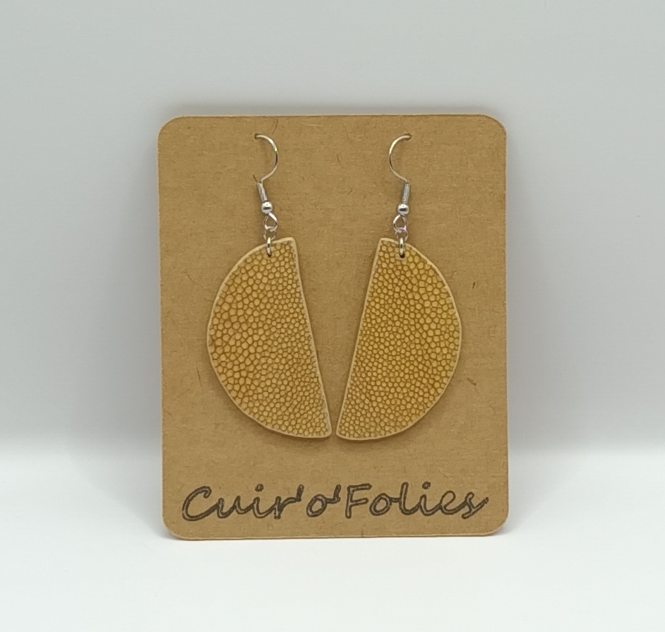 Boucles d’oreilles demi-lune en galuchat café au lait