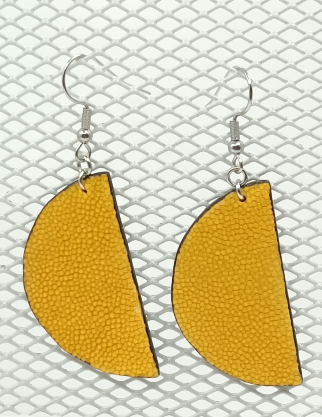 Boucles d’oreilles demi-lune en galuchat jaune