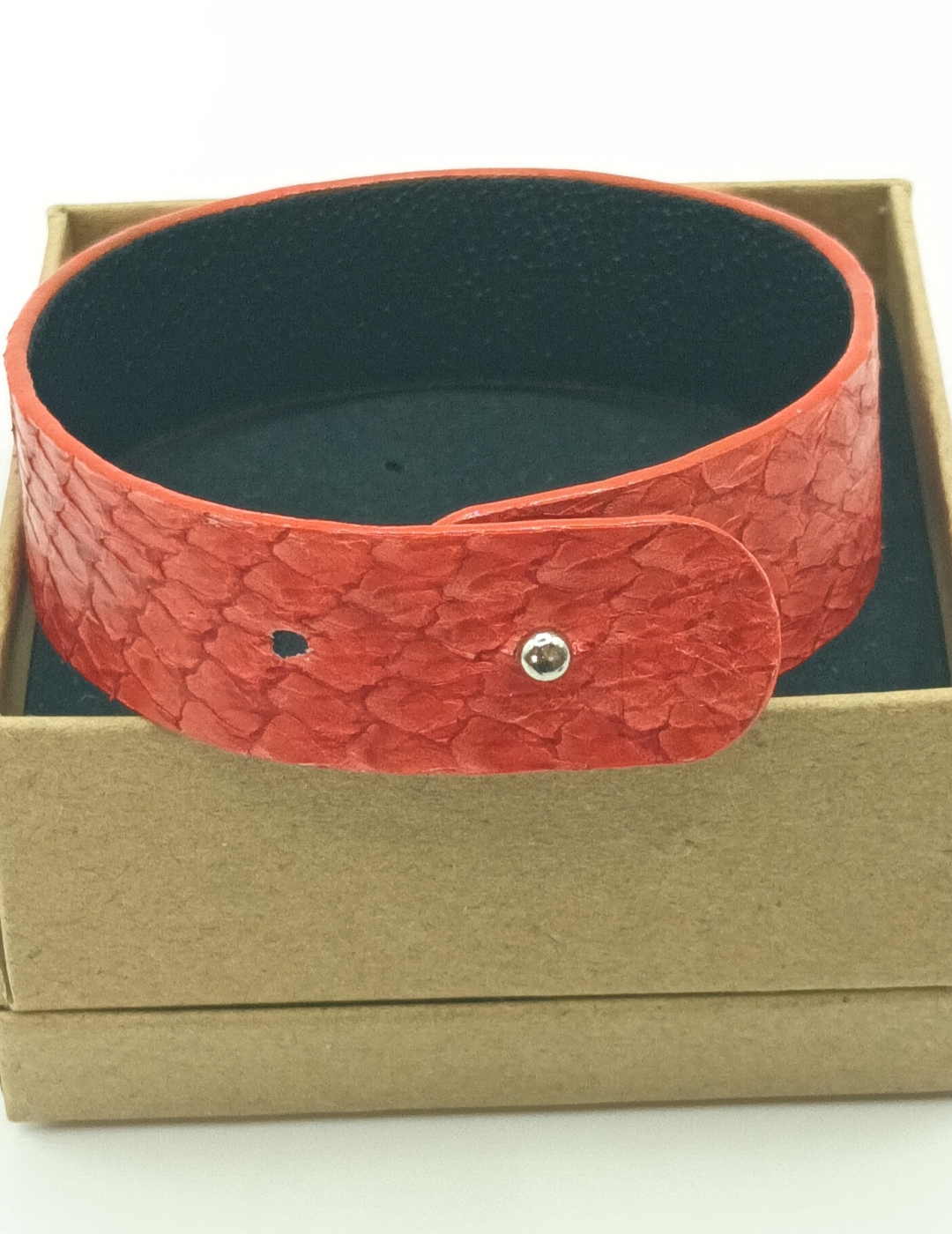 Bracelet rouge mat en saumon et noir