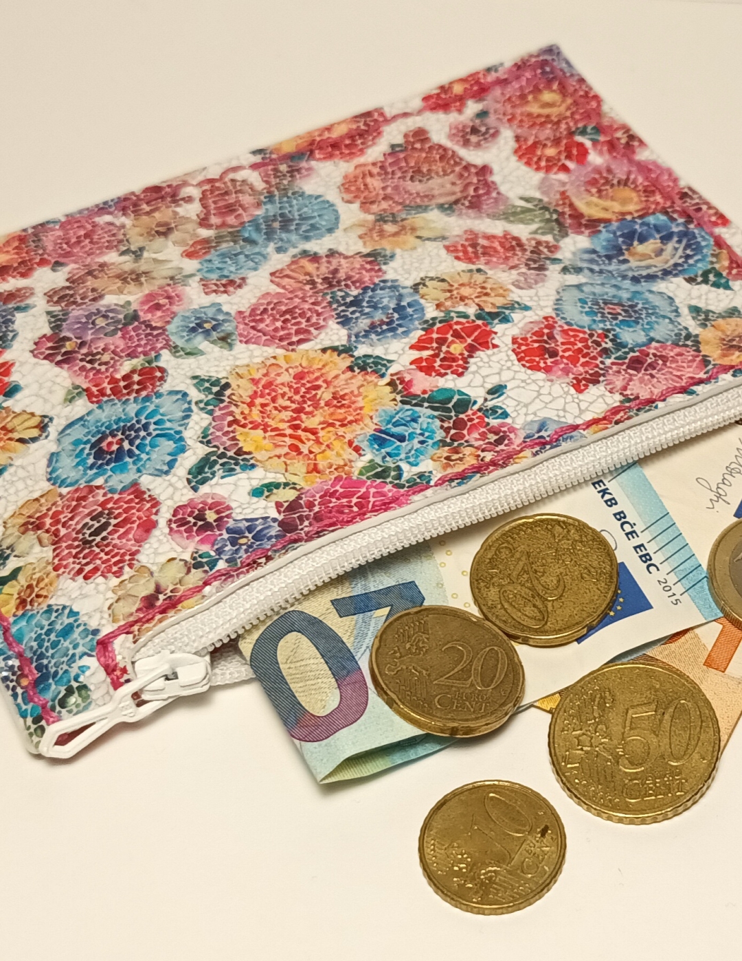 Porte-monnaie fleuri blanc effet céramique et blanc