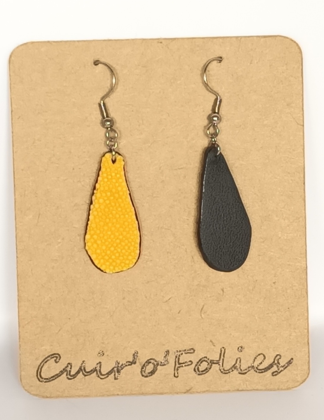 Boucles d’oreilles petite goutte en galuchat jaune