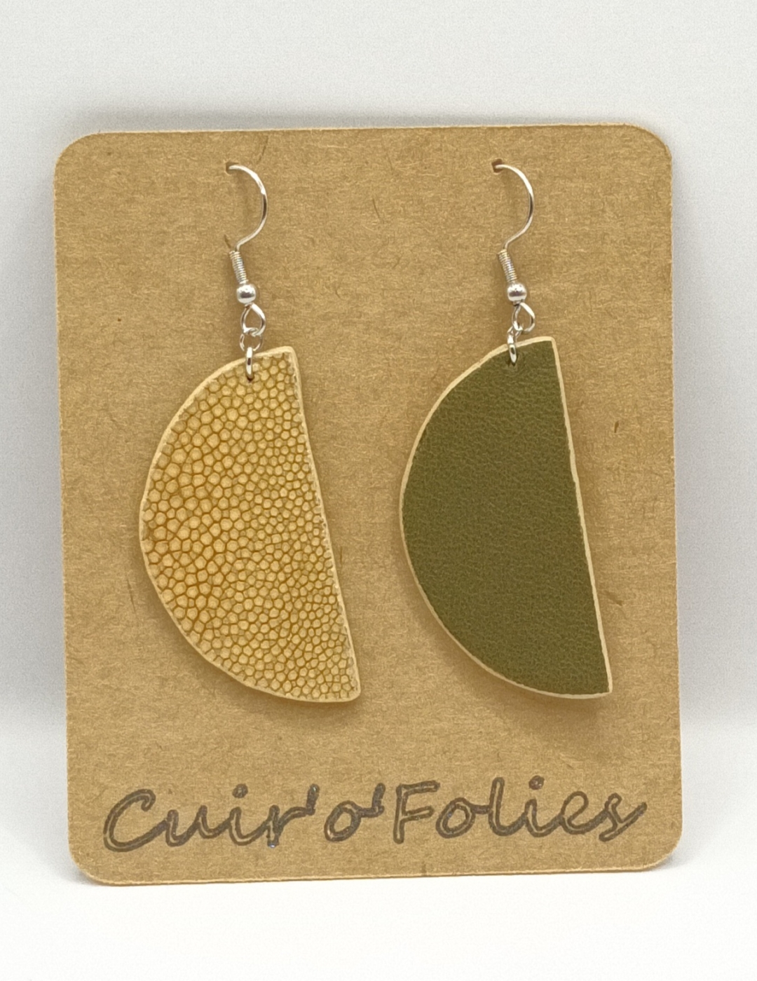 Boucles d’oreilles demi-lune en galuchat café au lait