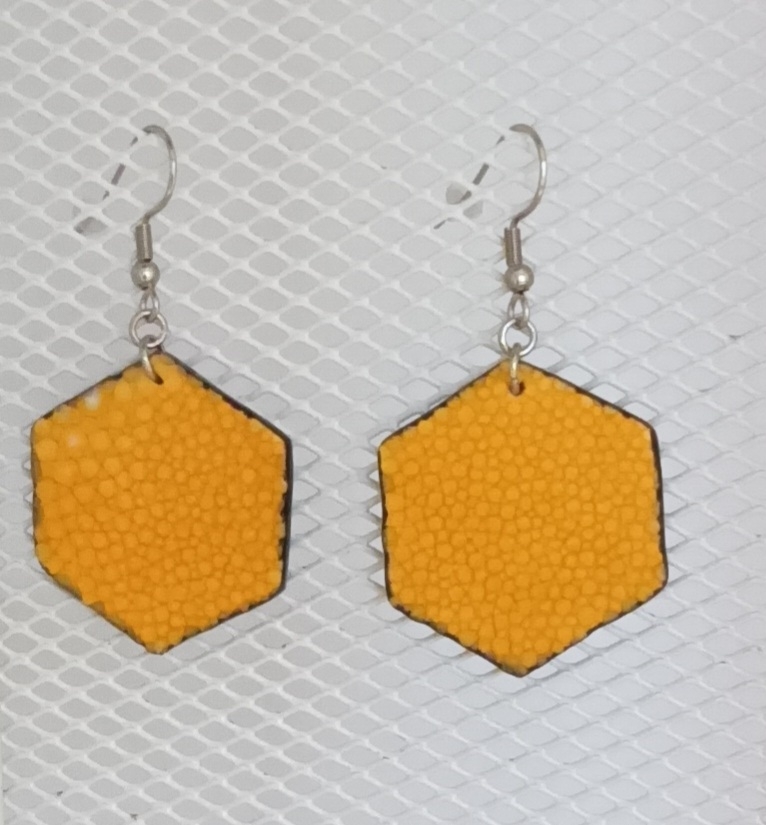 Boucles d’oreilles grand hexagone en galuchat jaune