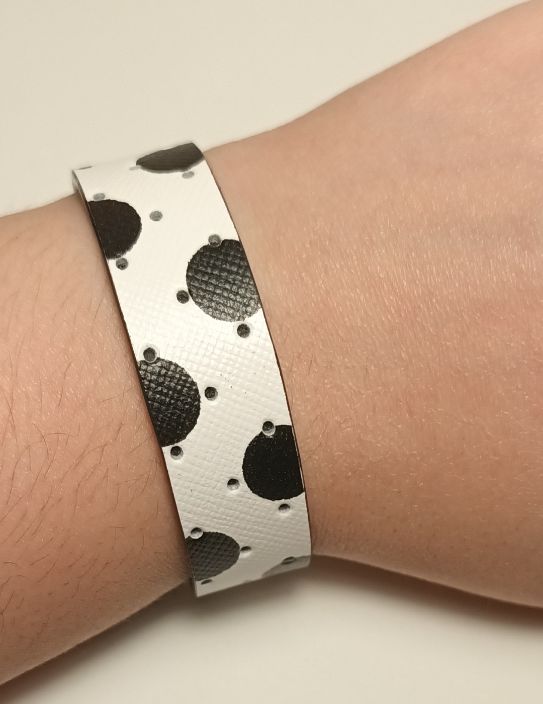 Bracelet blanc à pois noirs