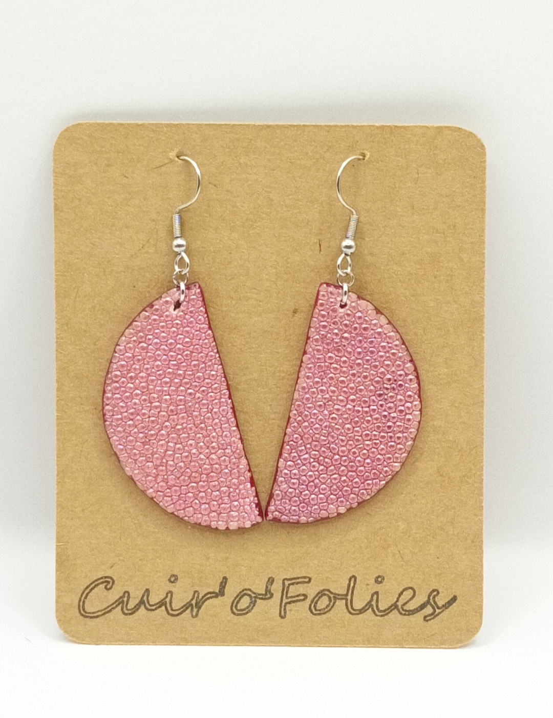 Boucles d’oreilles demi-lune en galuchat rose métallisé