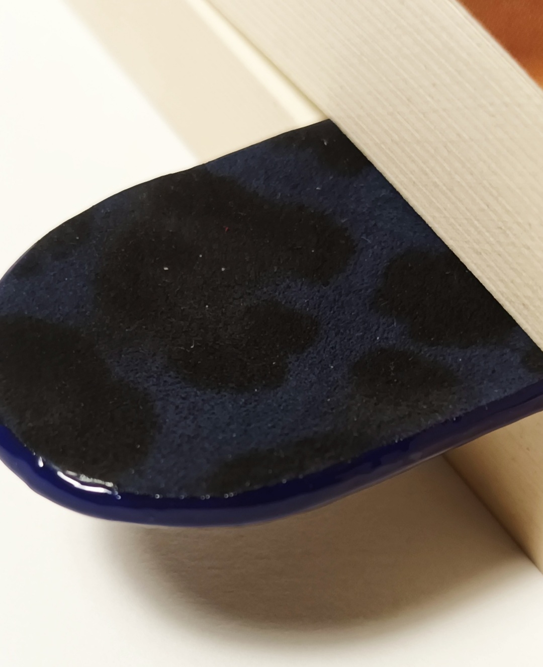 Marque-page léopard bleu velours et bleu marine