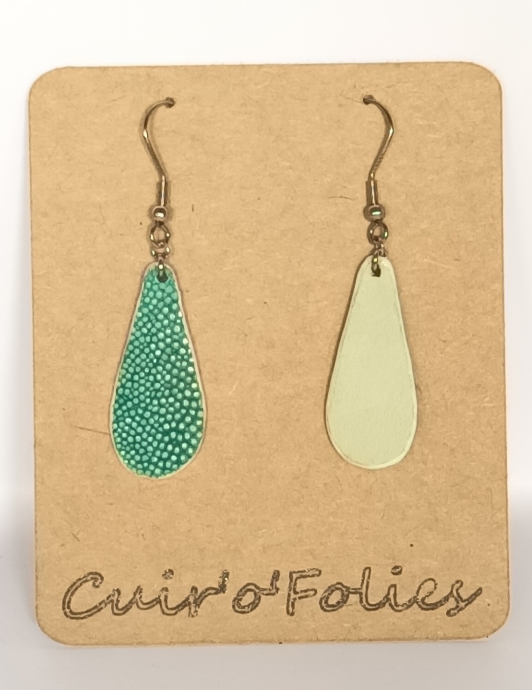 Boucles d’oreilles petite goutte en galuchat vert