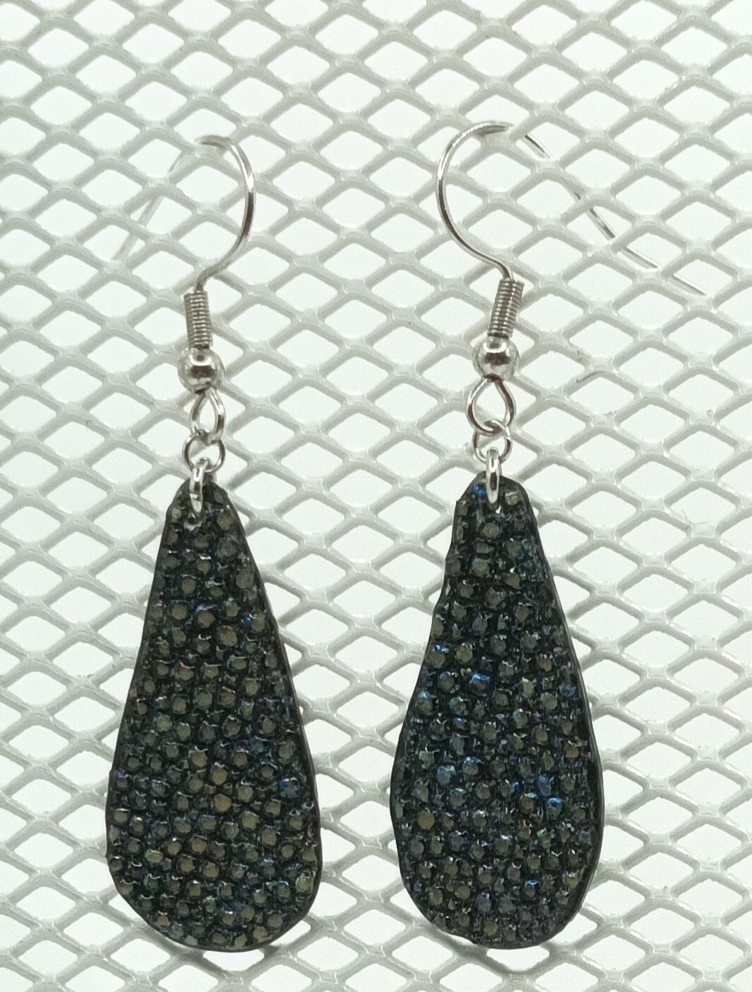 Boucles d’oreilles petite goutte en galuchat caviar