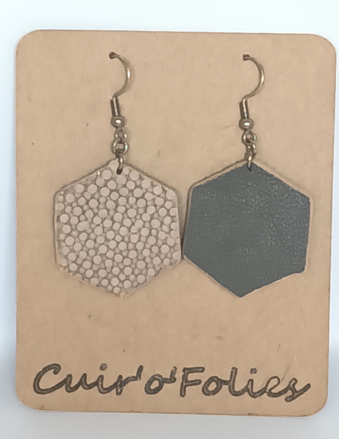 Boucles d’oreilles grand hexagone en galuchat gris beige