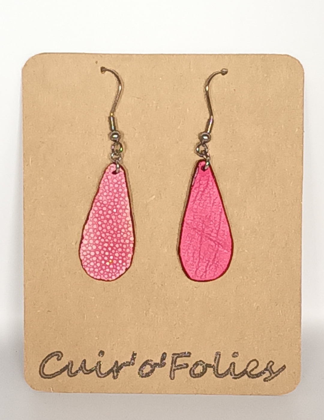 Boucles d’oreilles petite goutte en galuchat rose
