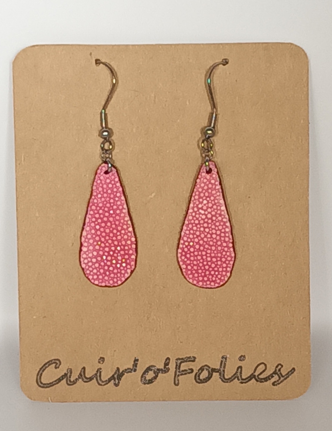 Boucles d’oreilles petite goutte en galuchat rose