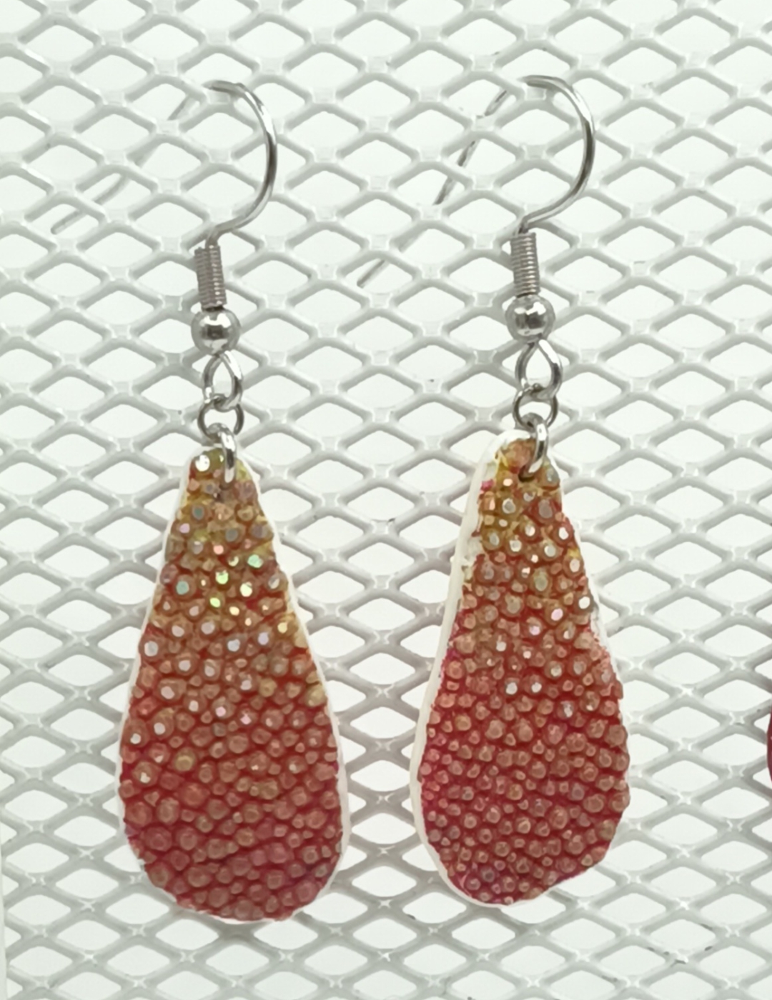 Boucles d’oreilles petite goutte en galuchat orangé holographique