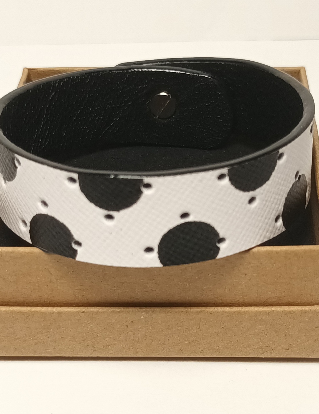 Bracelet blanc à pois noirs